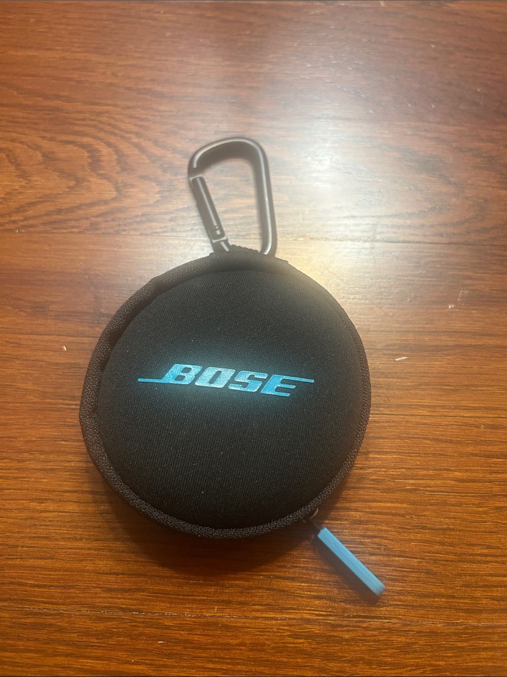 Bose Soundsport Round Zip Earbud Case in Black & clip